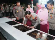 Kapolda Sulteng Irjen Pol Endi Sutendi meneken prasasti pada peresmian SPPG Polres Banggai, di Luwuk, Selasa (7/4/2026). (©Humas Polda Sulteng)
