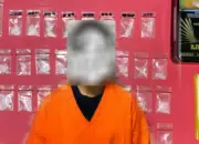 Tersangka RS dengan latar barang bukti yang disita Polres Sigi. (©Humas Polres Sigi)