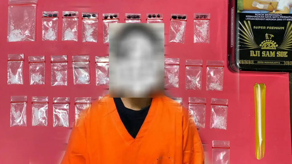 Tersangka RS dengan latar barang bukti yang disita Polres Sigi. (©Humas Polres Sigi)