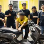 Tersangka kasus curnamor, AA (tengah) digelandang ke Mapolresta Palu. (©Humas Polresta Palu)