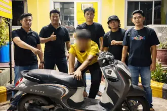 Tersangka kasus curnamor, AA (tengah) digelandang ke Mapolresta Palu. (©Humas Polresta Palu)