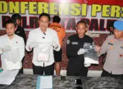 Kasat Narkoba Polresta Palu, Kompol Usman (kedua kiri) pada konferensi pers tentang narkoba. (©Humas Polresta Palu)