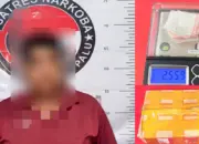 Tersangka EAP bersama barang bukti yang disita Polresta Palu, Minggu (19/4/2026). (©Humas Polresta Palu)