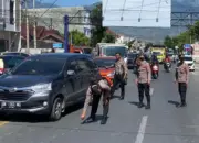 Petugas Satlantas Polresta Palu melalukan olah TKP insiden lakalntans di simpang jalan Basuki Rahmat-Zebra, Kamis (9/4/2026). (©Humas Polresta Palu)