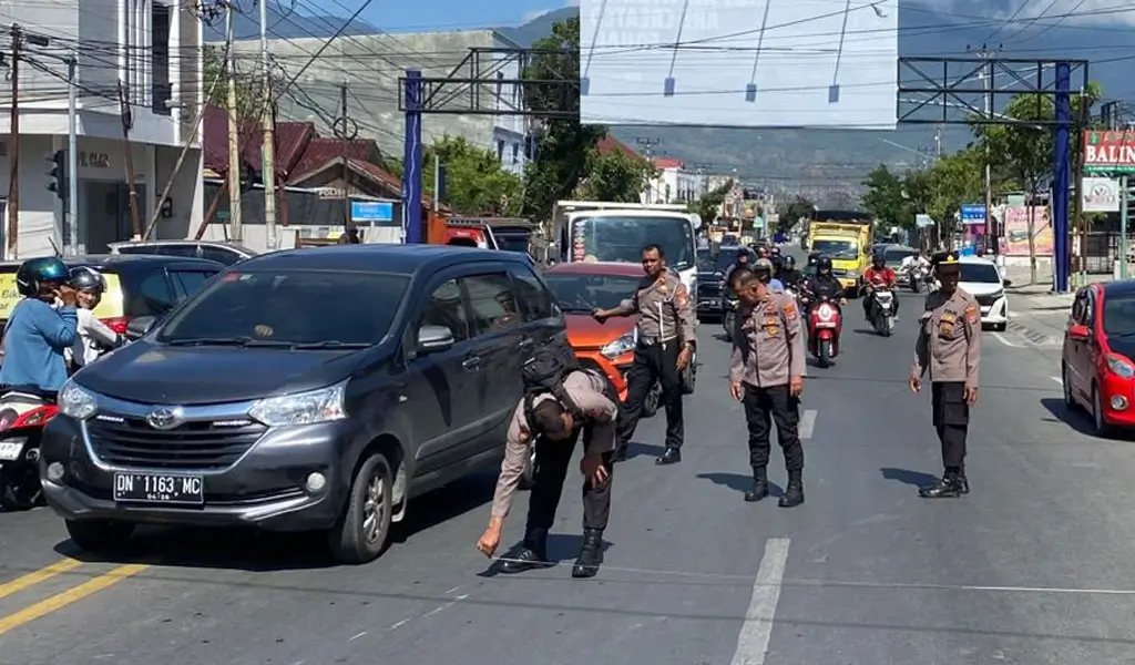 Petugas Satlantas Polresta Palu melalukan olah TKP insiden lakalntans di simpang jalan Basuki Rahmat-Zebra, Kamis (9/4/2026). (©Humas Polresta Palu)