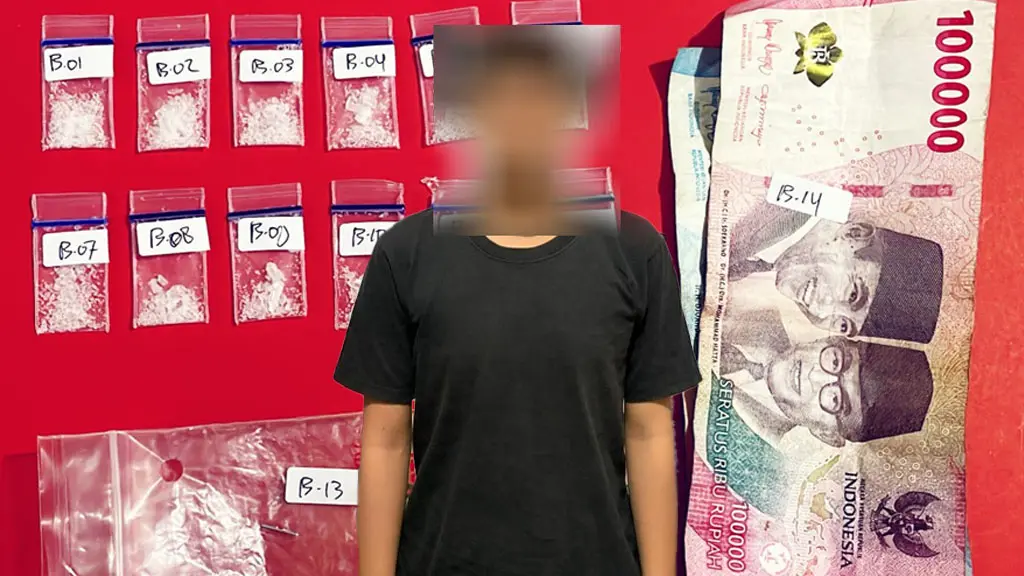 MR bersama barang bukti paket sabu yang disita Polresta Palu, Rabu (22/4/2026). (©Humas Polresta Palu)