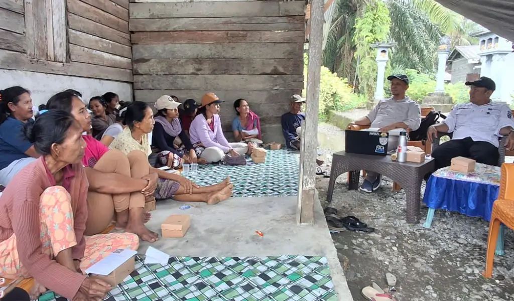 Perempuan anggota Kelompok Maju Jaya mengikuti pelatihan pengelolaan ternak di Desa Rio Mukti, Rivo Pakava, Donggala, Rabu (8/4/2026). (©ROA Sulteng)