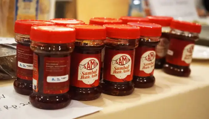 Sambal Ikan Asin yang diproduski kelompok Kindal Molumbang dari Desa Kinandal. (©Debby)
