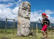 Seorang anak mengenakan pakaian adat melintas di depan patung Tadulako di situs Cagar Budaya Tadulako di Desa Bariri, Lore Tengah, Poso, Sulawesi Tengah, Jumat (16/6/2023). (©ANTARA FOTO/Basri Marzuki)