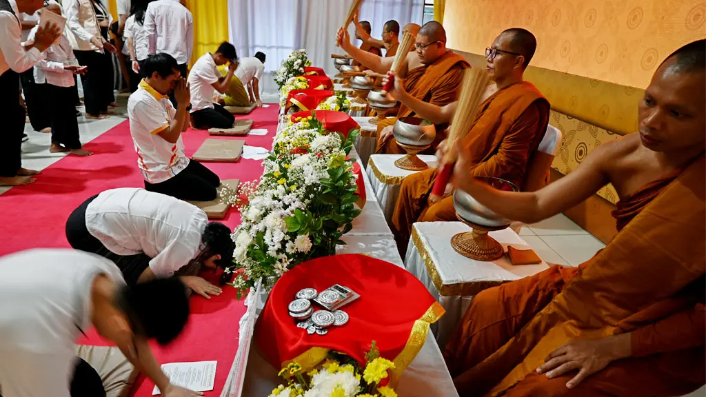 Sejumlah umat Budha mengikuti prosesi penyerahan logam yang diikuti dengan pemercikan tirta parittta dalam rangkaian upacara pengecoran Rupang Buddha Nusantara di Vihara Karuna Dipa, Palu, Sulawesi Tengah, Minggu (12/4/2026). (©bmzIMAGES/Basri Marzuki)