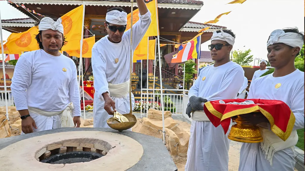 Petugas melebur logam ke dalam tungku dalam rangkaian upacara pengecoran Rupang Buddha Nusantara di Vihara Karuna Dipa, Palu, Sulawesi Tengah, Minggu (12/4/2026). (©bmzIMAGES/Basri Marzuki)