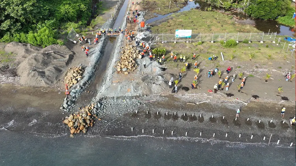 Foto udara aksi bersih pantai di sekitar Jetty Port PT Vale IGP Morowali, Rabu (22/4/2026). (©PT Vale Indonesia)