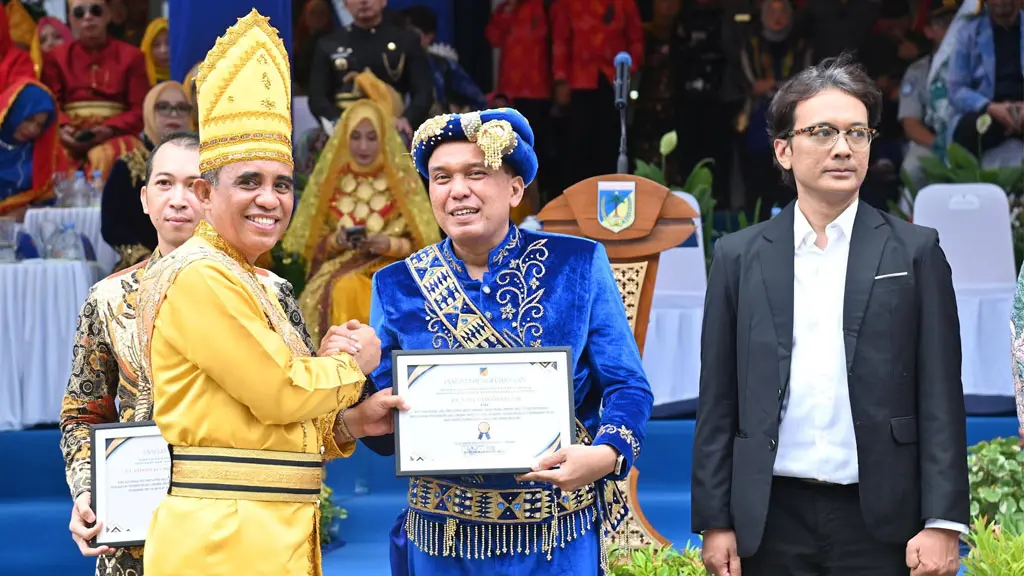 Gubernur Sulteng Anwar Hafid (kiri) menyerahkan sertifikat penghargaan kepada Head of External Regional & Growth PT Vale Endra Kusuma atas atas kepatuhan dan konsistensinya sebagai wajib pajak yang berkontribusi signifikan terhadap PAD. (©P Vale Indonesia)