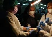 Tim gabungan Kementerian Kesehatan RI–WHO melakukan surveilans di pasar unggas di Surabaya sebagai bagian dari program percontohan di lima provinsi pada tahun 2025. (©: WHO/Fieni Aprilia)