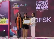 Perwakilan DFSK menerima tropi Silver Champion Chinese WOW Brand 2026. (© DFSK)