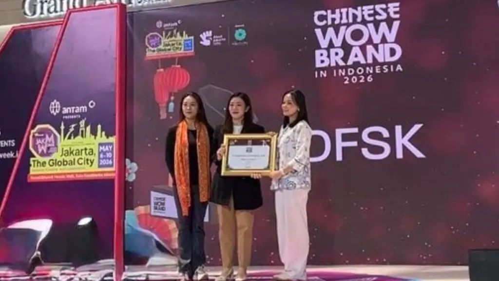 Perwakilan DFSK menerima tropi Silver Champion Chinese WOW Brand 2026. (© DFSK)