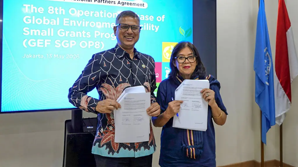 Perwakilan FAO di Indonesia dan Timor-Leste Rajendra Aryal (kiri) dan Direktur Eksekutif Yayasan Bina Usaha Lingkungan Yani Witjaksono (kanan) menandatangani Perjanjian Kemitraan Operasional Fase Operasional ke-8 Program Hibah Kecil Fasilitas Lingkungan Global (GEF SGP-OP8) pada hari Rabu (13/5) di kantor FAO Indonesia di Jakarta. (©FAO Indonesia)