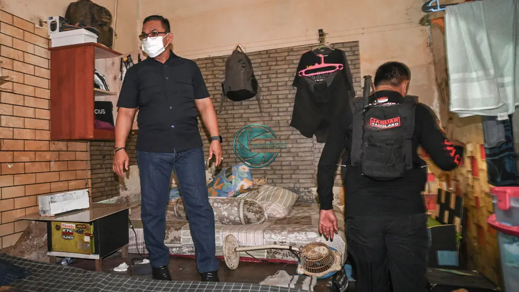 KaLapas Kelas IIA Palu, Makmur (kiri) memimpin langsung penggeledahan di salah satu blok hunia Lapas Palu, Minggu (24/5/2026). (©bmzIMAGES/Basri Marzuki)