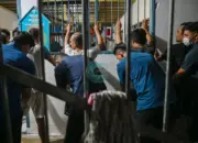 Petugas gabungan memeriksa WBP sebelum penggeladahan dilakukan di Lapas Kelas IIA Palu, Minggu (24/5/2026). (©bmzIMAGES/Basri Marzuki)