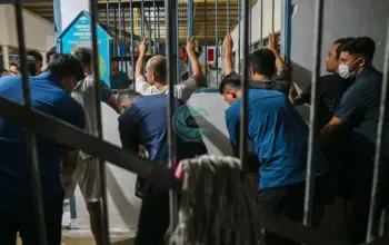 Petugas gabungan memeriksa WBP sebelum penggeladahan dilakukan di Lapas Kelas IIA Palu, Minggu (24/5/2026). (©bmzIMAGES/Basri Marzuki)