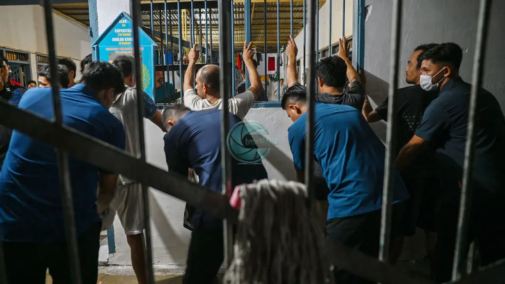 Petugas gabungan memeriksa WBP sebelum penggeladahan dilakukan di Lapas Kelas IIA Palu, Minggu (24/5/2026). (©bmzIMAGES/Basri Marzuki)
