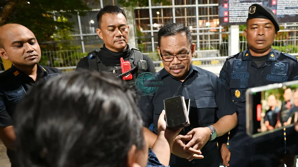 KaLapas Kelas IIA Palu, Makmur (kedua kanan) memberikan keterangan kepada wartawan, Minggu (24/5/2026). (©bmzIMAGES/Basri Marzuki)