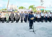 Kepala Lembaga Pemasyarakatan (Lapas) Kelas IIA Palu Makmur (tengah depan) membacakan naskah Ikrar Pemasyarakatan Bebas dari Barang Ilegal di halaman Kantor Lapas Kelas IIA, Palu, Sulawesi Tengah, Jumat (8/5/2026). (© bmzIMAGES/Basri Marzuki)