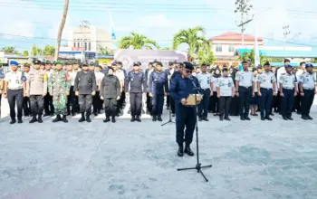 Kepala Lembaga Pemasyarakatan (Lapas) Kelas IIA Palu Makmur (tengah depan) membacakan naskah Ikrar Pemasyarakatan Bebas dari Barang Ilegal di halaman Kantor Lapas Kelas IIA, Palu, Sulawesi Tengah, Jumat (8/5/2026). (© bmzIMAGES/Basri Marzuki)