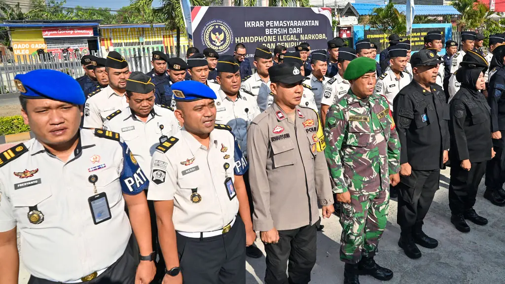 Sejumlah petugas bersama anggota TNI-Polri mengikuti pembacaan Ikrar Pemasyarakatan Bebas dari Barang Ilegal di halaman Kantor Lapas Kelas IIA, Palu, Sulawesi Tengah, Jumat (8/5/2026). (© bmzIMAGES/Basri Marzuki)