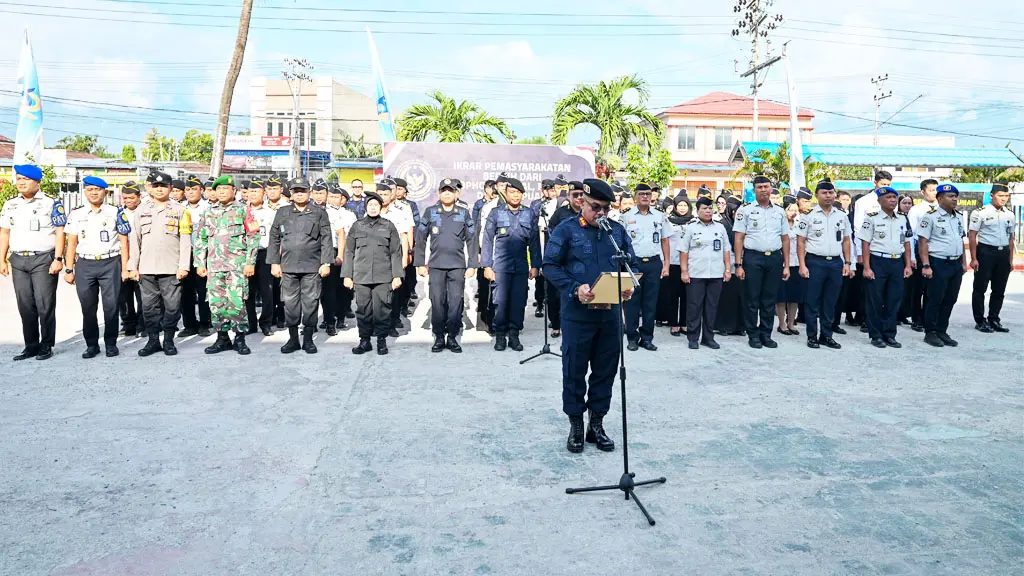 Kepala Lembaga Pemasyarakatan (Lapas) Kelas IIA Palu Makmur (tengah depan) membacakan naskah Ikrar Pemasyarakatan Bebas dari Barang Ilegal di halaman Kantor Lapas Kelas IIA, Palu, Sulawesi Tengah, Jumat (8/5/2026). (© bmzIMAGES/Basri Marzuki)