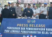 Kepala Lapas Kelas IIA Palu, Makmur (tengah) bersama pejabat utama menunjukkan berbagai barang ilegal yang disita dari operasi penggeladahan di blokhunian Lapas Palu, Jumat (8/5/2026). (© bmzIMAGES/Basri Marzuki)