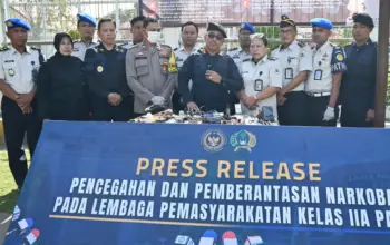 Kepala Lapas Kelas IIA Palu, Makmur (tengah) bersama pejabat utama menunjukkan berbagai barang ilegal yang disita dari operasi penggeladahan di blokhunian Lapas Palu, Jumat (8/5/2026). (© bmzIMAGES/Basri Marzuki)