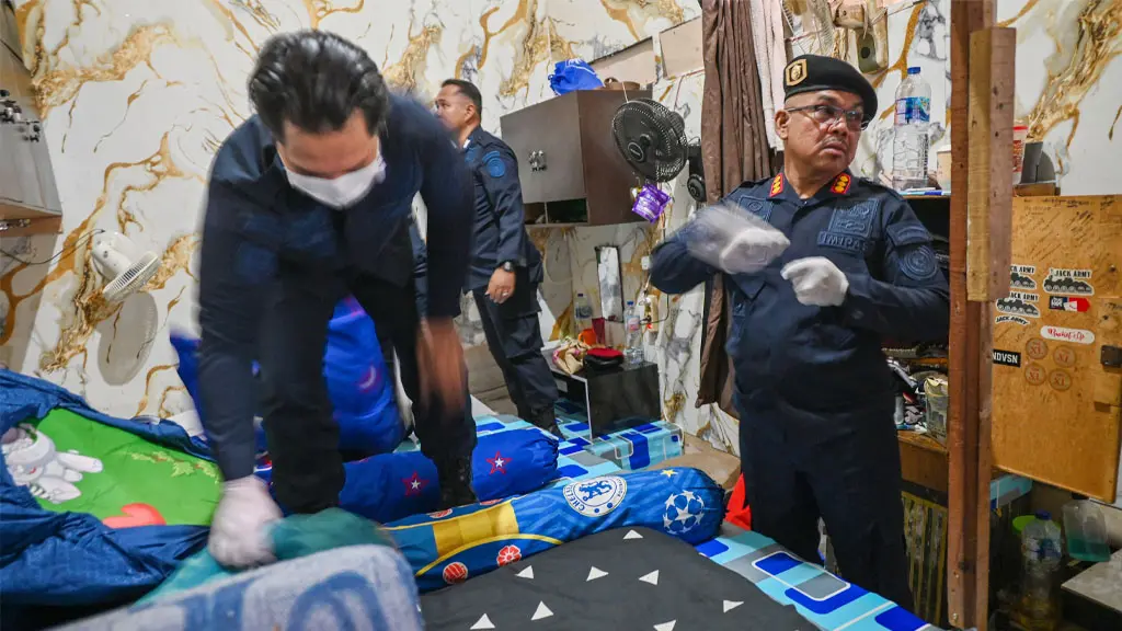 Kalapas Kelas IIA Palu, Makmur (kanan) memimpin operasi penggeladahan di blok hunian Lapas Palu, Jumat (8/5/2026). (© bmzIMAGES/Basri Marzuki) Berbagai barang ilegal yang disita dari operasi penggeladahan di blokhunian Lapas Palu, Jumat (8/5/2026). (© bmzIMAGES/Basri Marzuki)
