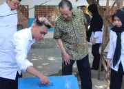 Anggota Komisi II DPR Longki Djanggola melihat langsung fasilitas pengolahan limba di SPPG Gunung Bosa Palu, Senin (4/5/2026). (©Tim Media Longki)