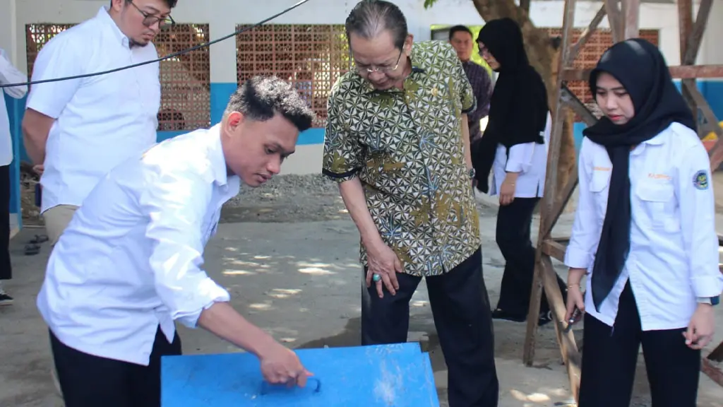 Anggota Komisi II DPR Longki Djanggola melihat langsung fasilitas pengolahan limba di SPPG Gunung Bosa Palu, Senin (4/5/2026). (©Tim Media Longki)