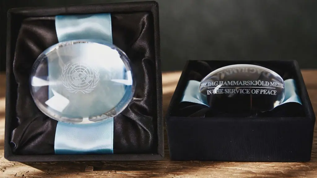 Medal Dag Hammarskjöld, penghargaan tertinggi yang diberikan oleh Perserikatan Bangsa-Bangsa kepada personel militer, polisi, dan sipil yang kehilangan nyawa saat bertugas dalam operasi penjaga perdamaian PBB. (©UN Indonesia)
