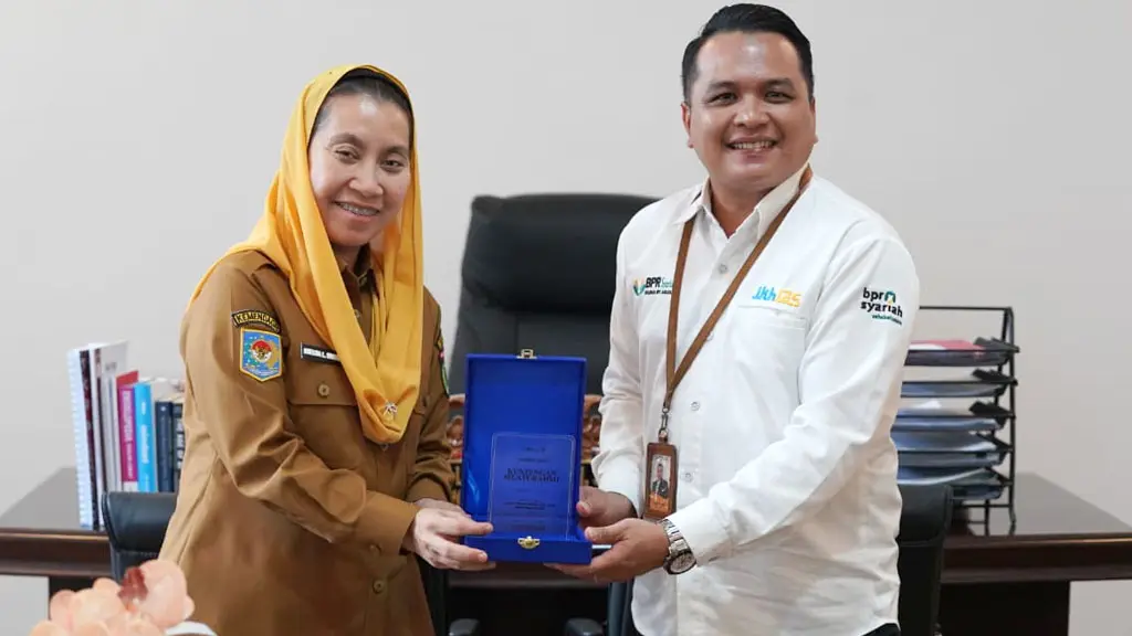 Wawali Kota Palu Imelda Lilianan Muhidin bersama Dirut BPRS Khairan Inti Amanah pada auidensi di Palu, Senin (25/5/2026). (©Prokopim Setda Kota Palu/Jufri)