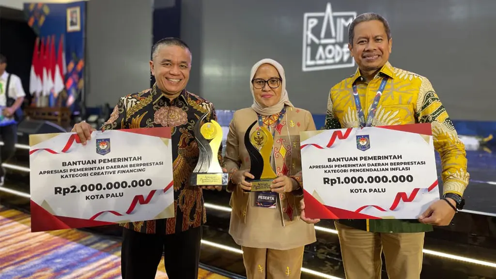 Wali Kota Hadianto bersama Sekota Irmayanti pada ajang apresiasi Pemda Berprestasi 2026 di Kendari, Jumat (29/5/2026). (©Prokopim Setda Kota Palu/Tomy)