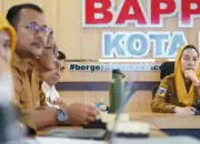 Wawali KOta Imelda LIliana Muhidin (kanan) memimpin rapat sinkronisasi data balita antar OPD Kota Palu, Senin (4/5/2026). (©Prokopim Setda Kota Paliu/Jufri)