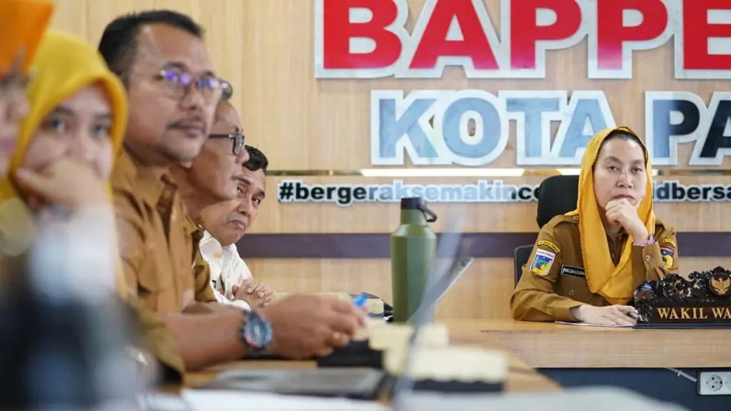 Wawali KOta Imelda LIliana Muhidin (kanan) memimpin rapat sinkronisasi data balita antar OPD Kota Palu, Senin (4/5/2026). (©Prokopim Setda Kota Paliu/Jufri)