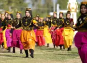 Sejumlah guru melakukan taria massal pad aperingatan Hardiknas tingkat Kota Palu di Halaman Kantor Wali KOta Palu, Senin (4/5/2026). (©Prokopim Setda Kota Palu/Jufri)