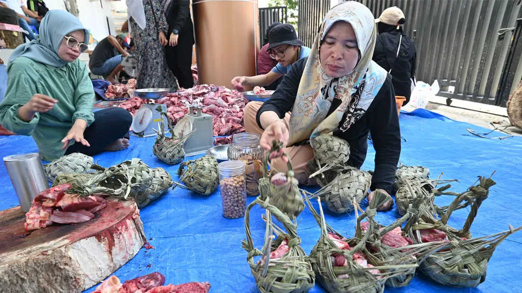 Petugas menata daging kurban yang dikemas dengan kamboti di Kantor Dinas Lingkungan Hidup Kota Palu, Sulawesi Tengah, Kamis (28/5/2026). (©bmzIMAGES/Basri Marzuki)