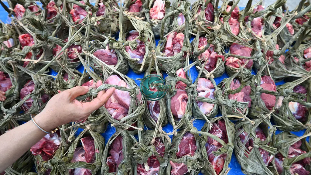 Petugas menata daging kurban yang dikemas dengan kamboti di Kantor Dinas Lingkungan Hidup Kota Palu, Sulawesi Tengah, Kamis (28/5/2026). (©bmzIMAGES/Basri Marzuki)