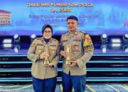 Kasat Reskrim Polres Sigi AKP Siti Elminawati dan Bhabinkamtibmas Desa Zonit, Kabupaten Banggai Laut Bripka Hamzah Ladema. (©Humas Polda Sulteng)