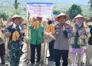 Polresta Palu Panen Jagung di Lahan Binaan Kelurahan Duyu