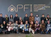 Para pemenang bersama tim juri dan pengurus PFI berfoto pada malam anugerah Pewarta Foto Indonesia di Bogor, Jabar, Jumat (8/5/2026). (©PFI)