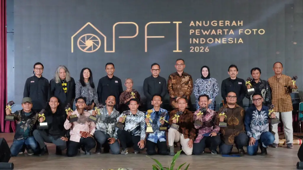 Para pemenang bersama tim juri dan pengurus PFI berfoto pada malam anugerah Pewarta Foto Indonesia di Bogor, Jabar, Jumat (8/5/2026). (©PFI)