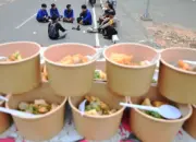 Bakso gratis di Hari Buruh Internasional di depan Kantor Gubernru Sulteng, Jumat (1/5/2026). (© bmzIMAGES/Basri Marzuki)