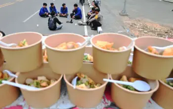 Bakso gratis di Hari Buruh Internasional di depan Kantor Gubernru Sulteng, Jumat (1/5/2026). (© bmzIMAGES/Basri Marzuki)