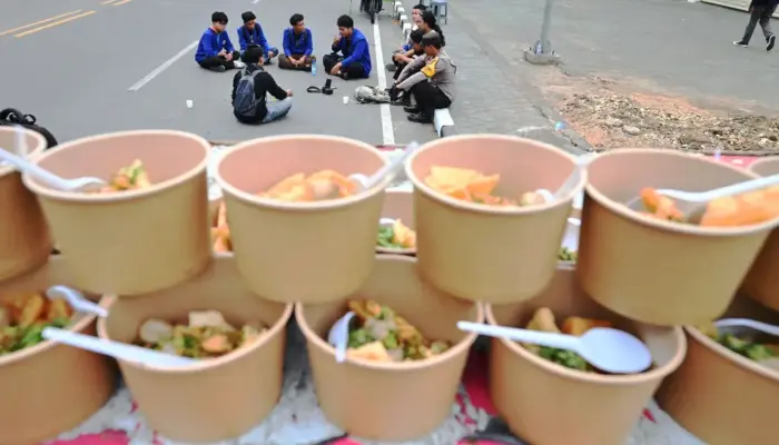 Ada Bakso Gratis di Hari Buruh Internasional di Palu